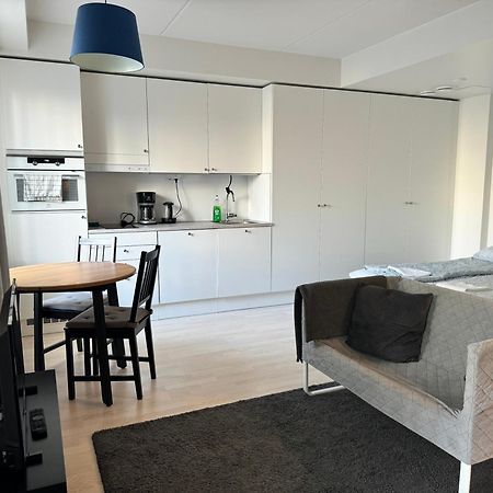Easy Stay Rooms & Apartments Near Airport Vanda Exteriör bild